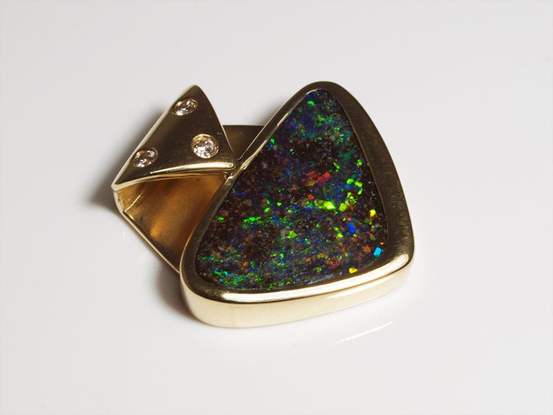 Opalschmuck, Anhänger aus Gold mit Boulder Opal und Diamanten