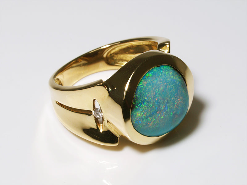 Opalschmuck, Goldring mit Boulder-Opal aus Australien