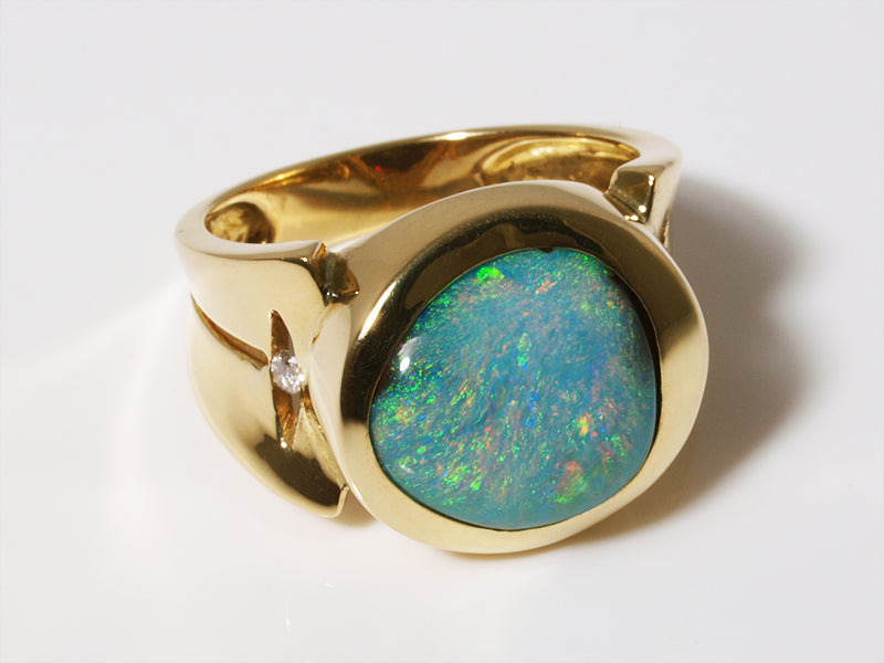 Opalschmuck, Goldring mit Boulder-Opal aus Australien