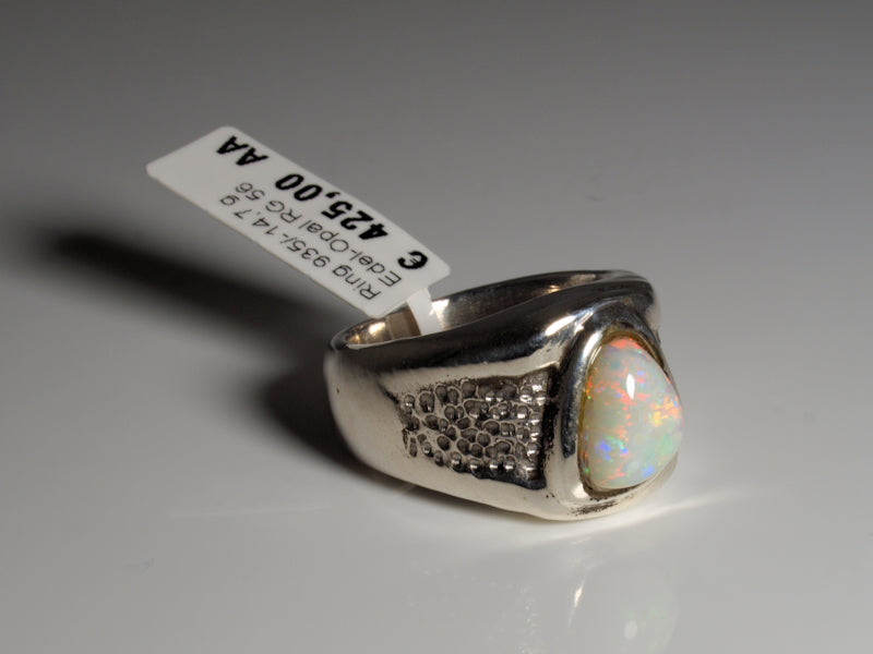Ring aus Silber mit Opal aus Australien