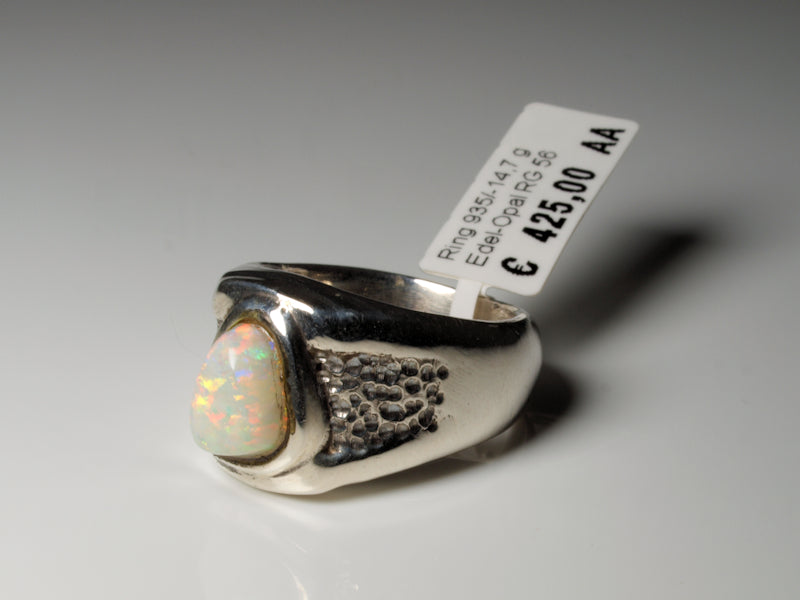 Ring aus Silber mit Opal aus Australien