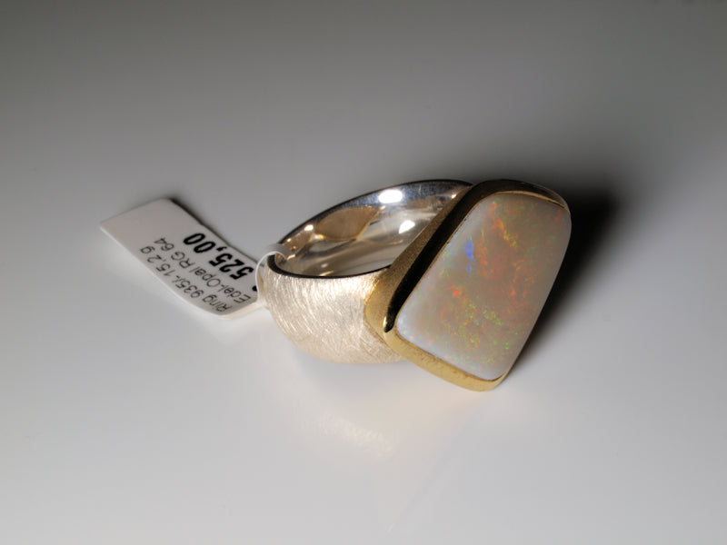 Ring aus Silber mit Opal aus Australien