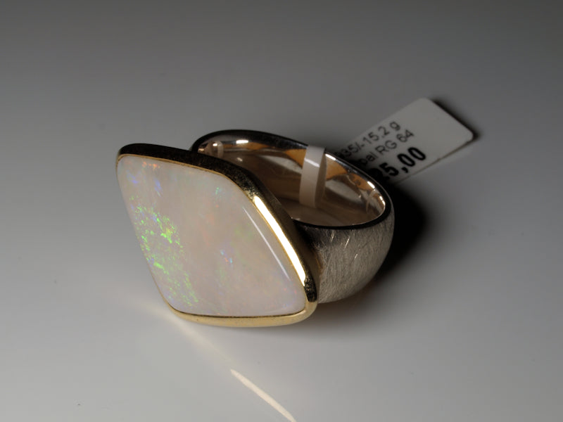 Ring aus Silber mit Opal aus Australien