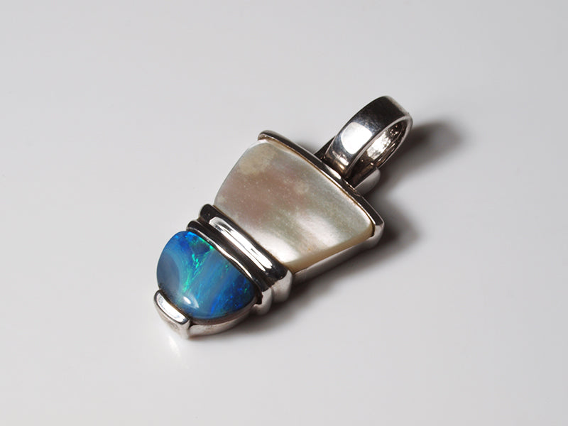 Opalanhänger aus Silber, Perlmutt und Boulder-Opal