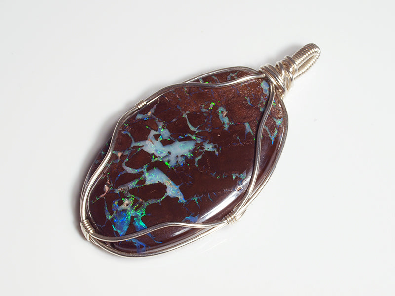 Opalschmuck - Opalanhänger aus Silberdraht mit Boulder-Opal aus Australien